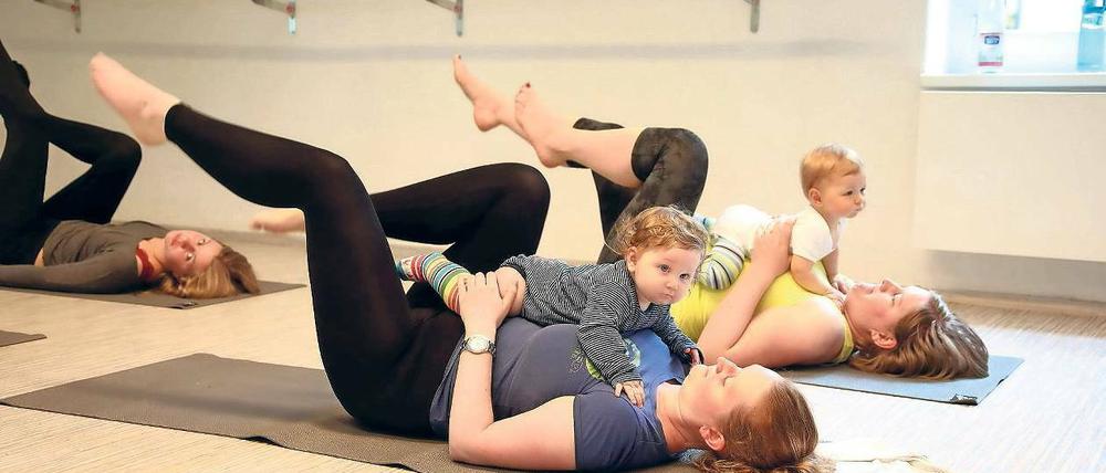 Bäuchlings. Die Babys dürfen beim Training auf den Bäuchen ihrer Mütter liegen. Zu anderen Übungen werden sie auch in einem Tragesitz auf Bauch oder Rücken geschnallt. Die jungen Mütter wollen durch das Kangatraining ihre Ausdauer und Fitness wiederfinden. Außerdem können sie sich in der kleinen Gruppe austauschen.