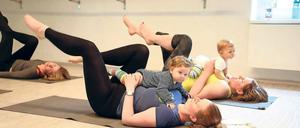 Bäuchlings. Die Babys dürfen beim Training auf den Bäuchen ihrer Mütter liegen. Zu anderen Übungen werden sie auch in einem Tragesitz auf Bauch oder Rücken geschnallt. Die jungen Mütter wollen durch das Kangatraining ihre Ausdauer und Fitness wiederfinden. Außerdem können sie sich in der kleinen Gruppe austauschen.