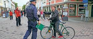 Durchfahrt verboten. Da hilft alles diskutieren nichts: Die Brandenburger Straße ist für Auto- und Fahrradfahrer gesperrt, auch wenn die die Straße nur queren wollen. Die Polizei will dieses Verbot in den kommenden Wochen stärker durchsetzen und reagiert damit auf „massive Anwohnerbeschwerden“.