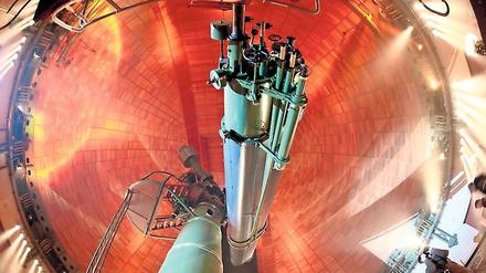 Einstiger Sternensucher. Besucher können im Leibniz-Institut für Astrophysik den Großen Refraktor besichtigen, der 1899 als Hauptteleskop errichtet wurde. Für ihn musste eigens ein Elektrizitätswerk errichtet werden. Jetzt wird er nicht mehr genutzt, veranschaulicht aber die Anfänge der Forschung.