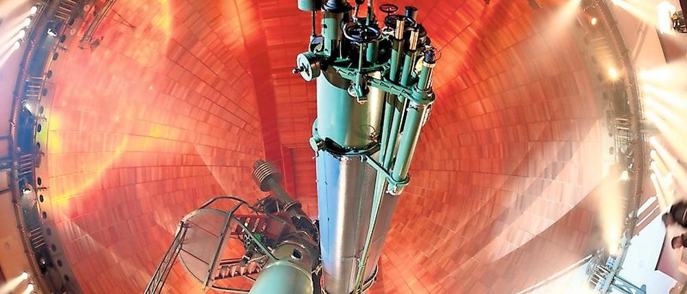Einstiger Sternensucher. Besucher können im Leibniz-Institut für Astrophysik den Großen Refraktor besichtigen, der 1899 als Hauptteleskop errichtet wurde. Für ihn musste eigens ein Elektrizitätswerk errichtet werden. Jetzt wird er nicht mehr genutzt, veranschaulicht aber die Anfänge der Forschung.