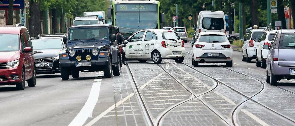 Nadelöhr. Auf der Zeppelinstraße in Potsdam stehen nicht nur Autos, sondern auch Busse im Stau. In den Umlandgemeinden ist der Ärger groß.