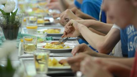 Kostenfreies Mittagessen in Schulen und Kitas fordert die Linke. 