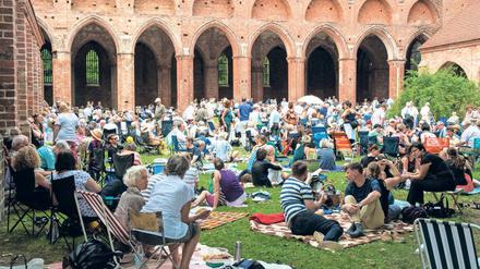 Wie es euch gefällt. Auf Brandenburger Musikfestivals wird für jeden Geschmack etwas geboten: Das Kloster Chorin gibt der Klassik den Vorzug, anderswo, wie in Senftenberg, steht auch U-Musik mit auf dem Programm.