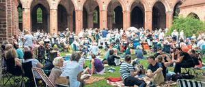 Wie es euch gefällt. Auf Brandenburger Musikfestivals wird für jeden Geschmack etwas geboten: Das Kloster Chorin gibt der Klassik den Vorzug, anderswo, wie in Senftenberg, steht auch U-Musik mit auf dem Programm.