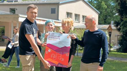 Für jugendliche Filmemacher. Der Koordinator des Treffpunkt Freizeit, Henri Herborn (v.l.), die Festivalleiterin Kristin Ehlert, die Schauspielerin Isabell Gerschke und Matthias Specht, der Geschäftsführer des lmb, präsentieren das Plakat des JIM Filmfestivals.
