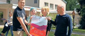 Für jugendliche Filmemacher. Der Koordinator des Treffpunkt Freizeit, Henri Herborn (v.l.), die Festivalleiterin Kristin Ehlert, die Schauspielerin Isabell Gerschke und Matthias Specht, der Geschäftsführer des lmb, präsentieren das Plakat des JIM Filmfestivals.
