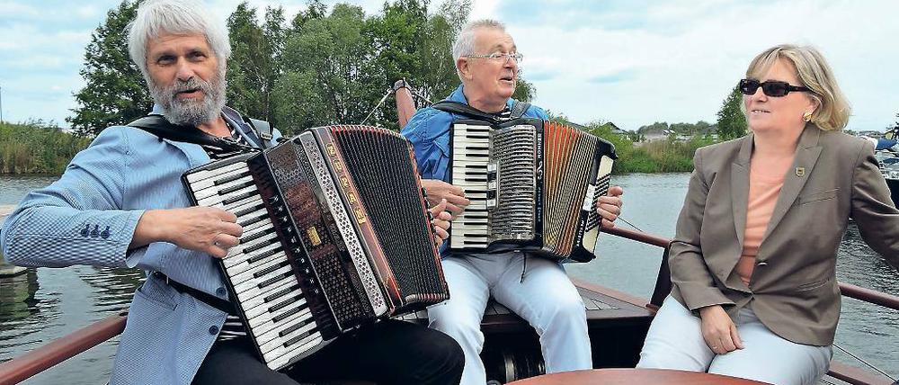 Stilecht chauffiert. Hans Zeun, Hartmut Paschen und Manuela Saß haben sich auf dem umgebauten Krabbenkutter von 1948 schon auf das Shanty- Chor-Festival eingestimmt.