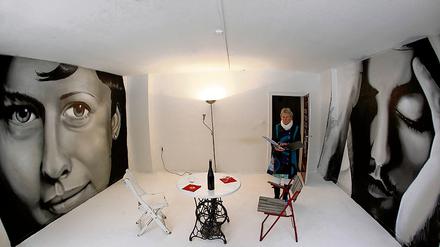 Wohngemeinschaft mit Kleist. Projektleiterin Christine Dalchau vom Kleist Museum in Frankfurt (Oder) steht im Raum 15.59 der Kleist-Wohngemeinschaft, der von Schülern der 13. Klasse des Karl-Liebknecht Gymnasiums als Klausurersatzleistung gestaltet wurde.