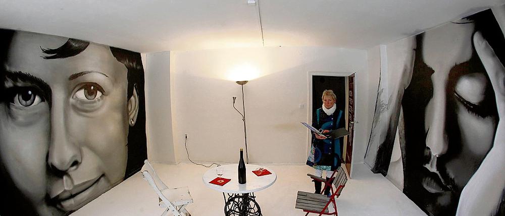 Wohngemeinschaft mit Kleist. Projektleiterin Christine Dalchau vom Kleist Museum in Frankfurt (Oder) steht im Raum 15.59 der Kleist-Wohngemeinschaft, der von Schülern der 13. Klasse des Karl-Liebknecht Gymnasiums als Klausurersatzleistung gestaltet wurde.
