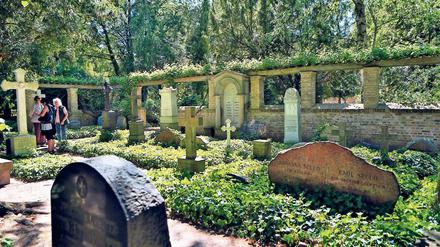 Welterbestätte. Seit fast 20 Jahren steht das Dorf Bornstedt mit Friedhof und Kirche auf der Unesco-Welterbeliste. Auf dem bekannten Friedhof haben zahlreiche bedeutende Persönlichkeiten die letzte Ruhe gefunden, darunter Emil Sello, königlicher Hofgärtner und Schüler von Peter Jospeh Lenné.