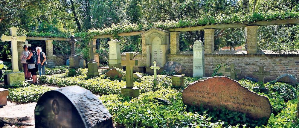 Welterbestätte. Seit fast 20 Jahren steht das Dorf Bornstedt mit Friedhof und Kirche auf der Unesco-Welterbeliste. Auf dem bekannten Friedhof haben zahlreiche bedeutende Persönlichkeiten die letzte Ruhe gefunden, darunter Emil Sello, königlicher Hofgärtner und Schüler von Peter Jospeh Lenné.