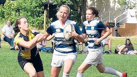 Nicht zu stoppen. Die Frauen des USV Potsdam um Kapitänin Katharina Gerth (am Ball) dominierten auf heimischem Platz das B-Finalturnier der Regionalligen Ost und Nord.