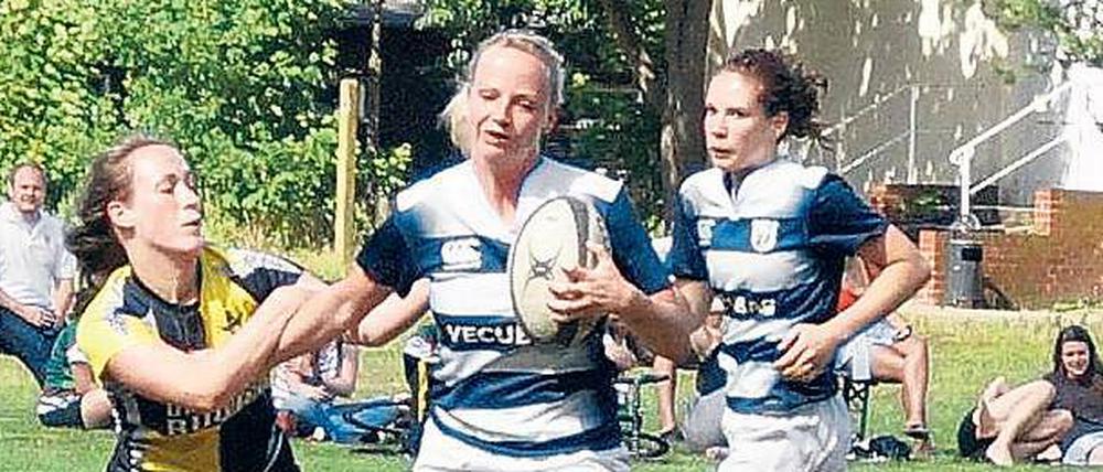 Nicht zu stoppen. Die Frauen des USV Potsdam um Kapitänin Katharina Gerth (am Ball) dominierten auf heimischem Platz das B-Finalturnier der Regionalligen Ost und Nord.