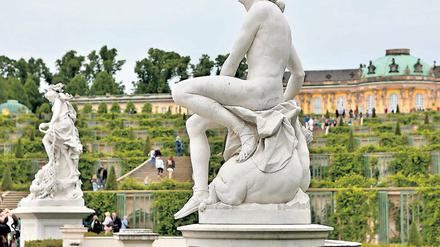 Große Götterversammlung. Seit mehr als 260 Jahren stehen im Park Sanssouci die Skulpturen der Götter und der Allegorien der vier Elemente an der Großen Fontäne im Park Sanssouci. Hier zu sehen Apoll, der Gott der Poesie.