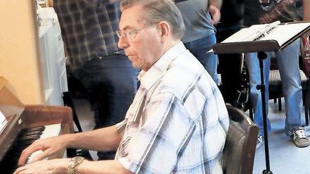 Gutes Händchen. Chorleiter Hans Kuritz probt jeden Donnerstag um 19.30 Uhr mit den Sängern. Er ist über einen Aushang in der Uni zum Chor gekommen.