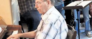 Gutes Händchen. Chorleiter Hans Kuritz probt jeden Donnerstag um 19.30 Uhr mit den Sängern. Er ist über einen Aushang in der Uni zum Chor gekommen.