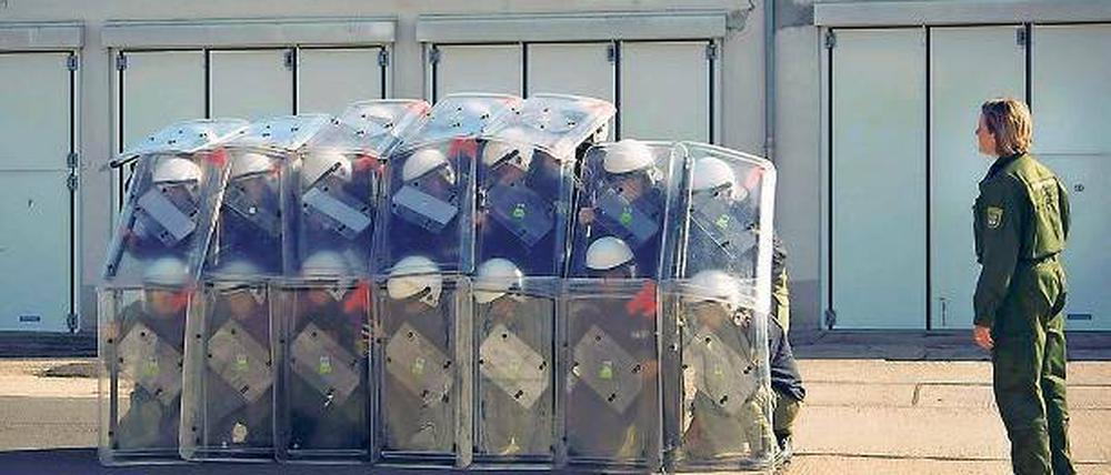 Übung für den Ernstfall. Die Kamera begleitet die Ausbildung.