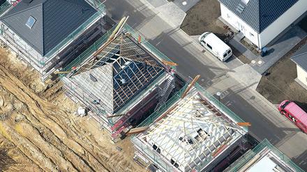 Kosten decken. Die Preise für den Hausbau sind in den vergangenen Jahren im Potsdamer Umland stark gestiegen. Auch die Baugenehmigungsgebühren wurden zuletzt angehoben. Die Behörden reagieren damit auf den Bauboom.