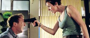 Am Drücker, so hätte das ZDF den Film „Am Ruder“, der am Mittwoch um 20 Uhr 15 läuft, auch nennen können. Bankräuberin Nina (Julia Koschitz) hält Fitness-Coach Michael mit einer Waffe in Schach. Dass sie erneut zusammen mit Wotan Wilke Möhring vor der Kamera steht, sei jedoch reiner Zufall, sagt die 43-Jährige.