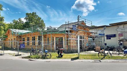 Hier sollte ein Biergarten entstehen. Doch tatsächlich ist der Bürgerbahnhof an der Kreuzung Geschwister-Scholl-Straße seit Jahren eine Baustelle. Nun reicht es der Stadtverwaltung: Sie will gegen den Investor, dem sie einst das Areal verkaufte, eine Vertragsstrafe verhängen.