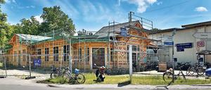Hier sollte ein Biergarten entstehen. Doch tatsächlich ist der Bürgerbahnhof an der Kreuzung Geschwister-Scholl-Straße seit Jahren eine Baustelle. Nun reicht es der Stadtverwaltung: Sie will gegen den Investor, dem sie einst das Areal verkaufte, eine Vertragsstrafe verhängen.