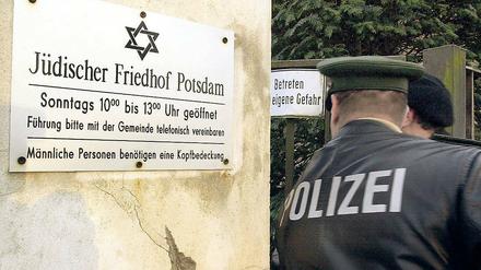 Nur ein Phantom? Die „Nationale Bewegung“ hatte sich unter anderem zu dem Brandanschlag auf die Trauerhalle des jüdischen Friedhofs in Potsdam 2001 bekannt. Auch zwei Brandanschläge auf Imbissstände sollen auf das Konto der Gruppe gehen.