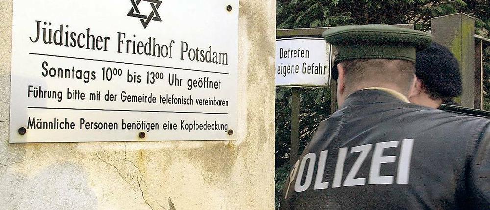 Nur ein Phantom? Die „Nationale Bewegung“ hatte sich unter anderem zu dem Brandanschlag auf die Trauerhalle des jüdischen Friedhofs in Potsdam 2001 bekannt. Auch zwei Brandanschläge auf Imbissstände sollen auf das Konto der Gruppe gehen.