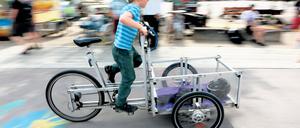 Fahrradfahren mal anders. Besucher des „Mediatrike“-Festivals am gestrigen Freitag hatten die Möglichkeit, selbst einmal mit einem Lastenrad zu fahren. An Ständen auf dem Bassinplatz wurden viele einfallsreiche Nutzungsmöglichkeiten von Lastenrädern gezeigt.
