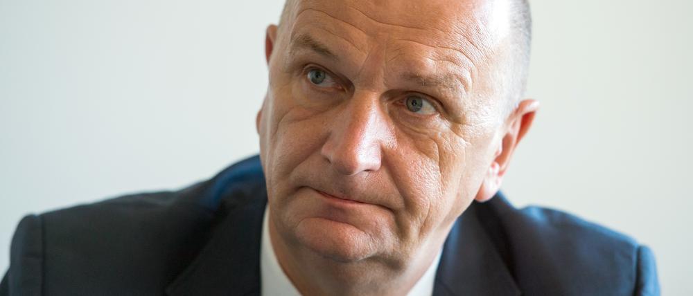 „Sämtliche Akten, Unterlagen, Dateien und in sonstiger Weise gespeicherte oder verwahrte Informationen mit einem Bezug zum Rechtsextremismus und/oder zu Rechtsextremisten werden bis zum Abschluss der Arbeit des Untersuchungsausschusses des Landtages Brandenburg nicht vernichtet", beschloss Dietmar Woidke (SPD).