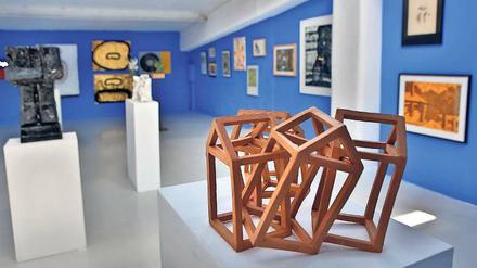 Der Maler und Bildhauer Mikos Meininger in der aktuellen Ausstellung im Künstlerhaus Sans Titre, in der 50 Künstler ihre Werke zeigen.