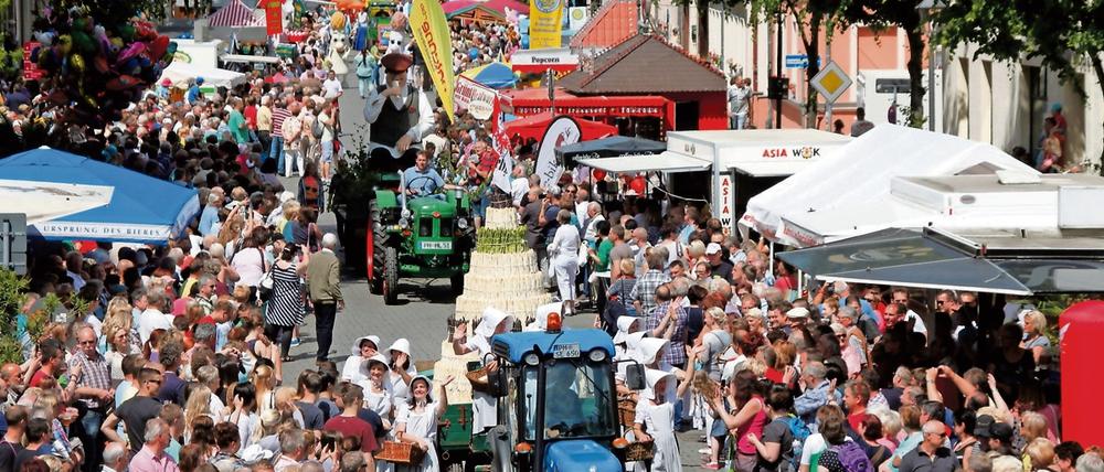 Beim Festumzug zum Beelitzer Spargelfest wird es wieder eine Spargelpyramide geben.