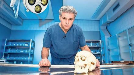 Dem Tod auf der Spur. Michael Tsokos, geboren 1967 in Kiel, ist Professor für Rechtsmedizin und seit 2007 Leiter des Instituts für Rechtsmedizin an der Berliner Charité. Seine spannendsten Fälle hat er in mehreren Bestsellern geschildert, acht Obduktionen werden für die Real-Crime-Doku bei Sat 1 fernsehgerecht aufbereitet.