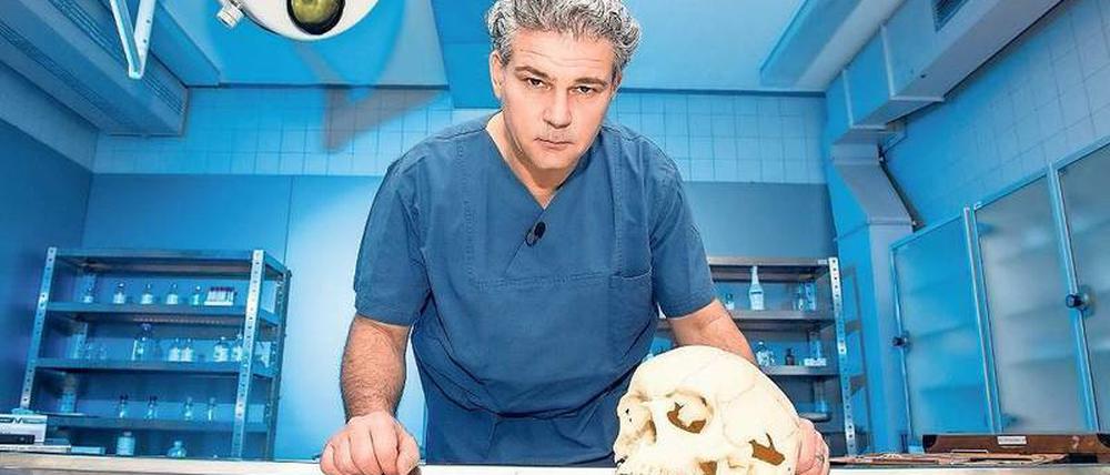 Dem Tod auf der Spur. Michael Tsokos, geboren 1967 in Kiel, ist Professor für Rechtsmedizin und seit 2007 Leiter des Instituts für Rechtsmedizin an der Berliner Charité. Seine spannendsten Fälle hat er in mehreren Bestsellern geschildert, acht Obduktionen werden für die Real-Crime-Doku bei Sat 1 fernsehgerecht aufbereitet.