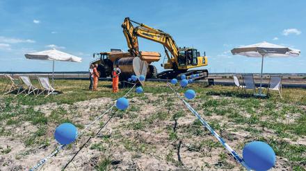 Trockenübung. Symbolisch markieren Luftballons und Bänder den künftigen Flutungskanal beim ersten Spatenstich für das Einlaufbauwerk zum Fluten des ehemaligen Braunkohletagebaus Cottbus-Nord unweit von Cottbus. Das Fluten soll fünf bis sieben Jahre dauern.