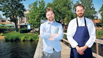 Die zwei. Patrick Schwatke (l.), zuvor Küchenchef im „Esszimmer“ Beelitz, ist nun Gastgeber im eigenen Restaurant „Alte Überfahrt“ direkt an der Havel. Sein Küchenchef Thomas Hübner hat in besten Häusern - unter anderem in Italien - gearbeitet.