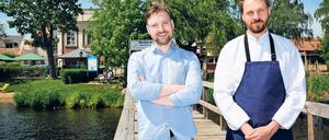 Die zwei. Patrick Schwatke (l.), zuvor Küchenchef im „Esszimmer“ Beelitz, ist nun Gastgeber im eigenen Restaurant „Alte Überfahrt“ direkt an der Havel. Sein Küchenchef Thomas Hübner hat in besten Häusern - unter anderem in Italien - gearbeitet.