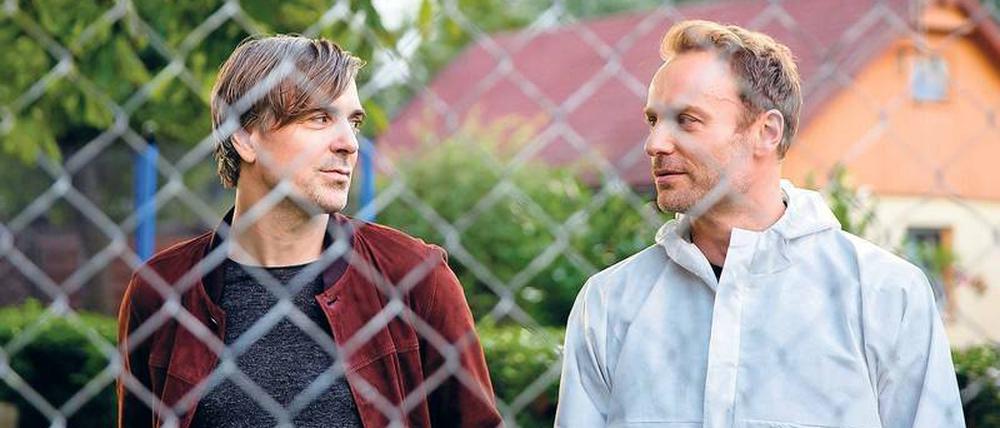 „In dem weißen Overall sehen Sie fast so aus wie ein Spermium in einem Film von Woody Allen“. Kommissar Karow (Mark Waschke, rechts) und Armin (Jens Harzer), der homosexuelle Ehemann des toten Lehrers, kommen sich näher.