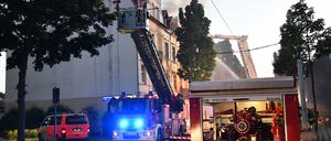 Bei einem Wohnungsbrand in Cottbus ist ein Mensch gestorben, zwei weitere Personen wurden verletzt.