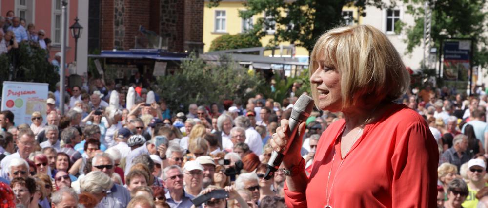 Sängerin Mary Roos sang auf dem Beelitzer Spargelfest.
