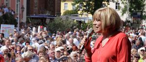 Sängerin Mary Roos sang auf dem Beelitzer Spargelfest.