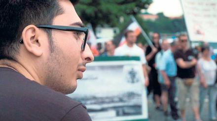 Realitätserfahrung. Der 17-jährige Said aus Afghanistan bei einer rechten Demo im sächsischen Freital.