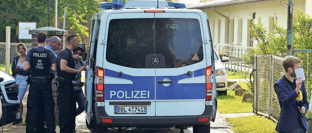 Im Einsatz. Beamte am Dienstag im uckermärkischen Gerswalde.
