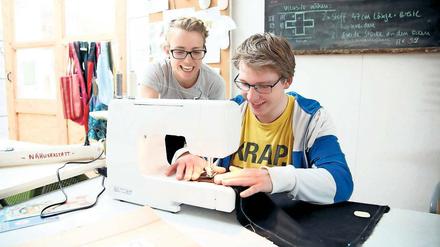 Umgenäht. Jennifer Haase zeigt Alexander Kelsch, wie man an der Nähmaschine aus alten Klamotten neue Kissenbezüge fertigt. Kelsch will damit sein Sofa individuell gestalten, gegen einen Unkostenbeitrag kann er sein Werk mitnehmen. Sonst werden die Accessoires verkauft und die Einnahmen gespendet.