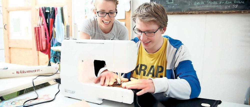 Umgenäht. Jennifer Haase zeigt Alexander Kelsch, wie man an der Nähmaschine aus alten Klamotten neue Kissenbezüge fertigt. Kelsch will damit sein Sofa individuell gestalten, gegen einen Unkostenbeitrag kann er sein Werk mitnehmen. Sonst werden die Accessoires verkauft und die Einnahmen gespendet.