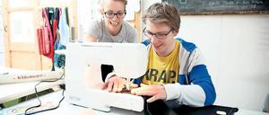 Umgenäht. Jennifer Haase zeigt Alexander Kelsch, wie man an der Nähmaschine aus alten Klamotten neue Kissenbezüge fertigt. Kelsch will damit sein Sofa individuell gestalten, gegen einen Unkostenbeitrag kann er sein Werk mitnehmen. Sonst werden die Accessoires verkauft und die Einnahmen gespendet.