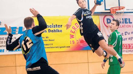 Abflug nach Dresden. Rechtsaußen Nils Gugisch verlässt den VfL Potsdam.