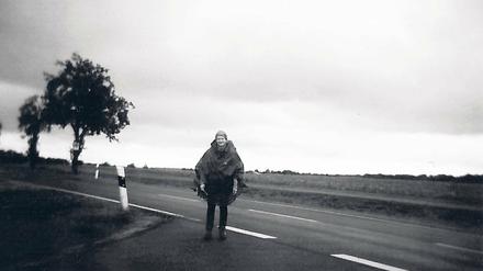 Reizarmut. Susanne Laser auf dem Pilgerweg durchs Havelland. Infrastruktur für Pilger gibt es dort nicht. Dafür haben Wind und Wetter freie Bahn.