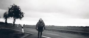 Reizarmut. Susanne Laser auf dem Pilgerweg durchs Havelland. Infrastruktur für Pilger gibt es dort nicht. Dafür haben Wind und Wetter freie Bahn.