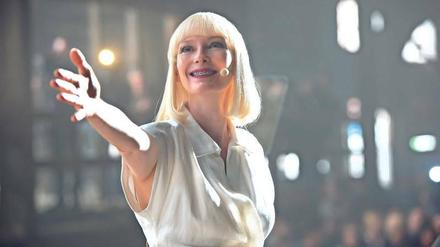 Tilda Swinton spielt in "Okja" eine Managerin, die allein am Profit orientiert ist.